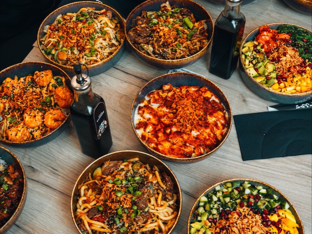 Spread de plats Louki Sushi